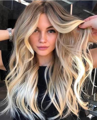 Resultado de balayage y corte de autor en Bonikas Sabadell — melena larga con iluminación natural